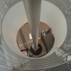 A už je dole. Až donedávna nechali návštěvníky taky sjet po tyči, až si nějaké nemehlo zlomila nohu, a tak mají všichni po sjíždění.