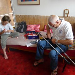 Sestavování hůlek. Putting together the hiking poles.