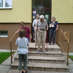 Rodinný výlet s hůlkami.