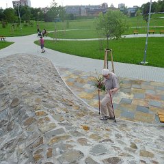 Táta horolezec to zkouší ještě jednou, přímo po spádnici. Pak po kom to mám.