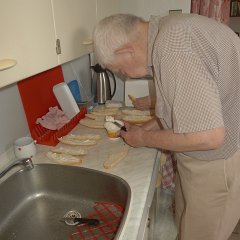 Táta chystá pověstné svačinky na cestu